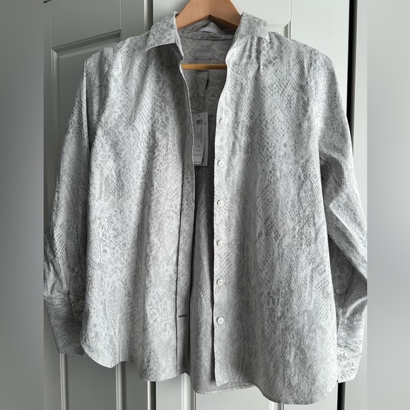 NWT Chico's Womens No-Iron Python Classic Shirt Size 0/US size 4 - Picture 1 of 4